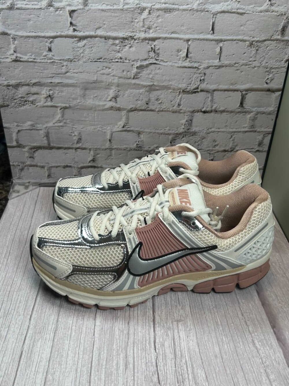 NIKE ZOOM VOMERO 5 (9.5) - Picture 9 of 15